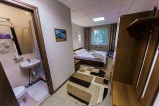 Гостиница Иркут Иркутск Стандартный двухместный номер с одной двуспальной кроватью-3